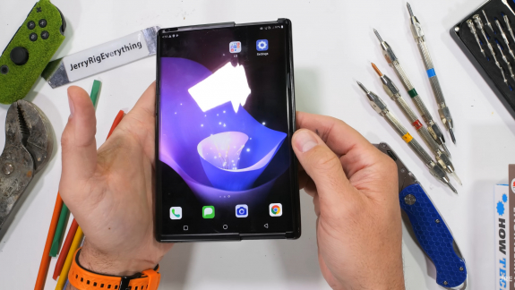 Így néz ki belülről az LG soha piacra nem dobott feltekerhető okostelefonja kép