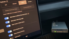 Hősünk az ember, aki rá tudott kötni a Teslájára egy 3,5-ös floppy meghajtót kép