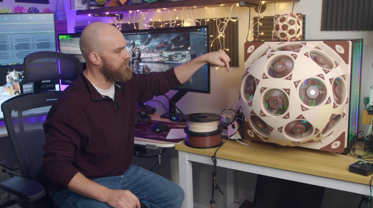 Ennek a PC-nek 15 Noctua ventilátor adja a komplett oldalfalát kép