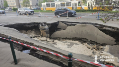 Vízcső sérülése miatt szakadt be az út a Róbert Károly körúton kép