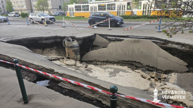 Vízcső sérülése miatt szakadt be az út a Róbert Károly körúton kép