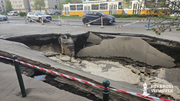 Vízcső sérülése miatt szakadt be az út a Róbert Károly körúton kép
