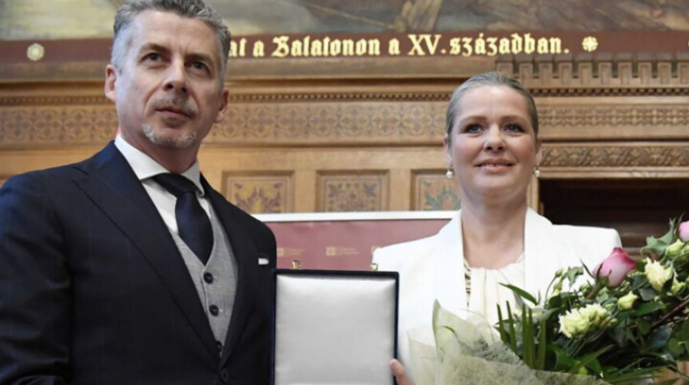 Sulyok Tamás kapta idén a Laposföld-díjat, Rákay Kálmán asztrológus feleségének kitüntetéséért bevezetőkép