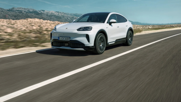 Új elektromos Cayenne-t villantott a Porsche fókuszban