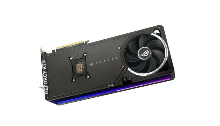 Az RTX 5090 kapcsán szinten minden addigi normál működési paraméter megnőtt, bővült, az ASUS mérnökei a ROG Astral esetében épp egy negyedik ventilátort terveztek az óriási hűtőbordára. Valamelyest tényleg segíti a légszállítást, ám ezt masszív felár mellett teszi.