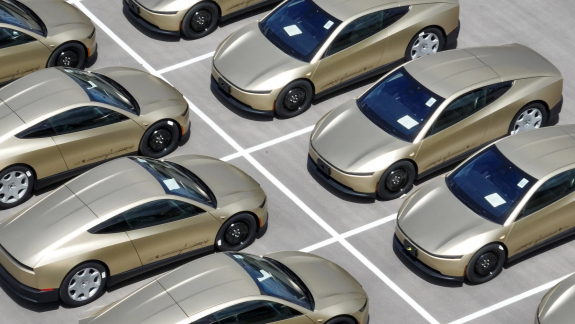 A Tesla önvezető taxijai elkezdtek legurulni a gyártósorról kép