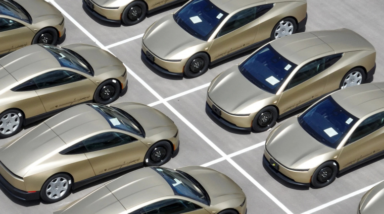 A Tesla önvezető taxijai elkezdtek legurulni a gyártósorról kép