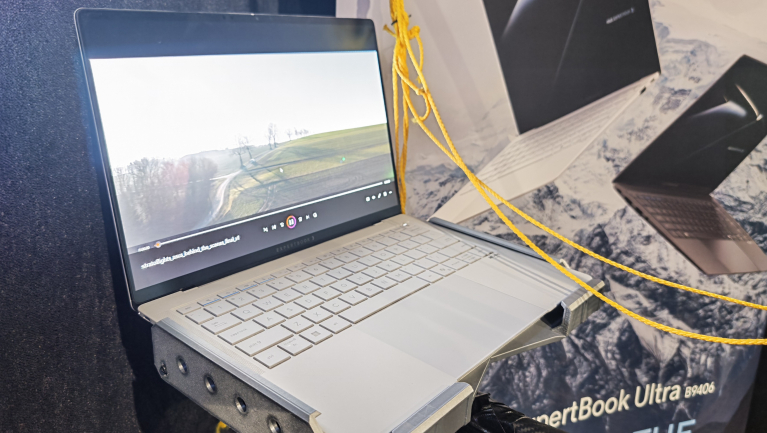 Mi történik egy laptoppal, ami zuhan 8856 métert? kép