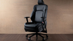 A Toyota csinált egy 1,2 milliós, fűthető irodai széket, amiben a biztonsági öv egy USB csatlakozó kép