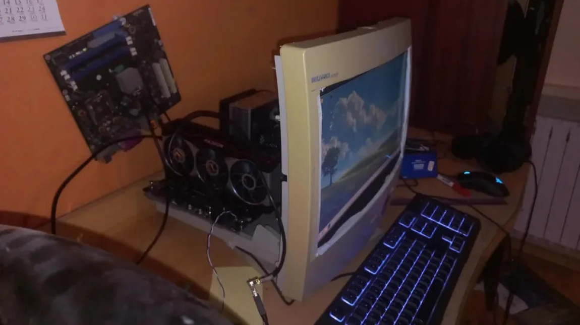 Miért ne építhetne valaki egy egész gamer-PC-t egy CRT monitor házába? kép