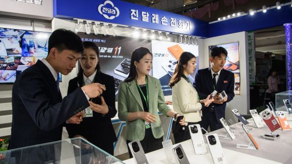 Észak-Korea sajátnak mondott okostelefonokat mutogat kép