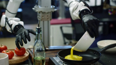 A robotkéz letörölte magáról a tojást, és ettől lett igazán ijesztően emberi kép