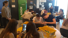 Robotokkal tanulnak, nem tankönyvből készülnek a diákok a jövőre kép