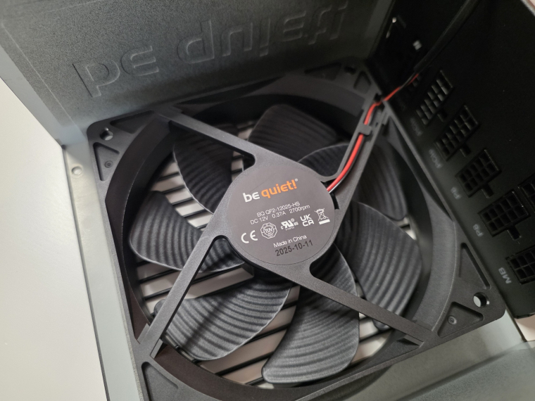 Könnyű lett volna valamilyen OEM-gyártású ventilátor választani a táphoz, azonben ez itt a be quiet!, akik saját tervezésű légkavarót szereltek a Pure Power 13 M-be. Nem a legcsendesebb, de még így sem hallani, alacsony terhelés során pedig be sem kapcsol