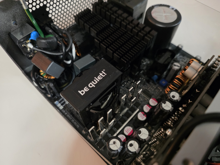 Félhidas LLC-topológia és MOSFET-alapú szinkron egyenirányítás, illetve APFC; így néz ki egy modern, ATX 3.1 szabványra épített tápegység. Talán nem véletlen a 10 évnyi garancia 