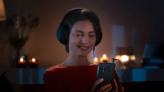 Brutális kamerával, kétnapos üzemidővel és ajándék fejhallgatóval jön a Sony új csúcsmobilja kép