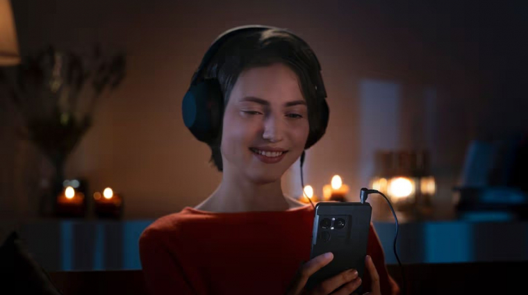 Brutális kamerával, kétnapos üzemidővel és ajándék fejhallgatóval jön a Sony új csúcsmobilja kép