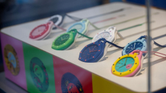 Az emberek egymást ütik és tapossák az új Swatch óráért kép