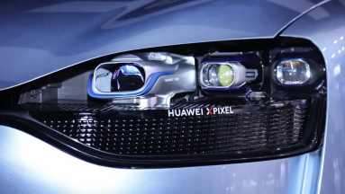 A Huawei fényszórója már filmet is vetítene az autó elé kép