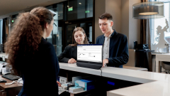 Az új Philips monitornak mindkét oldalára került kijelző kép
