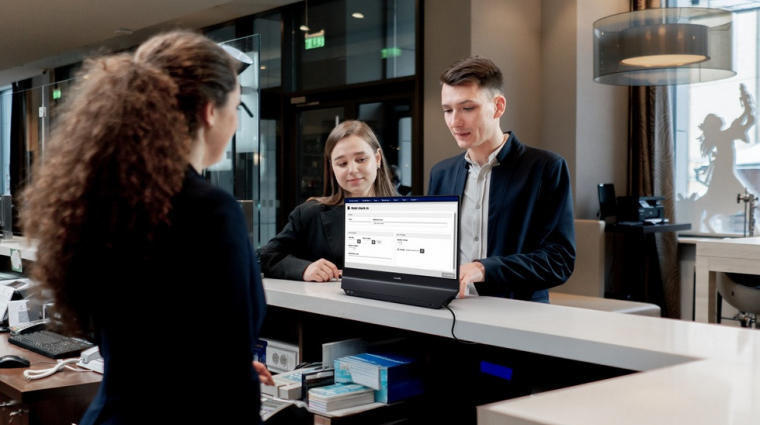 Az új Philips monitornak mindkét oldalára került kijelző kép