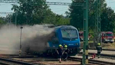 Kelenföldön kigyulladt egy mozdony, lezárták az állomást kép