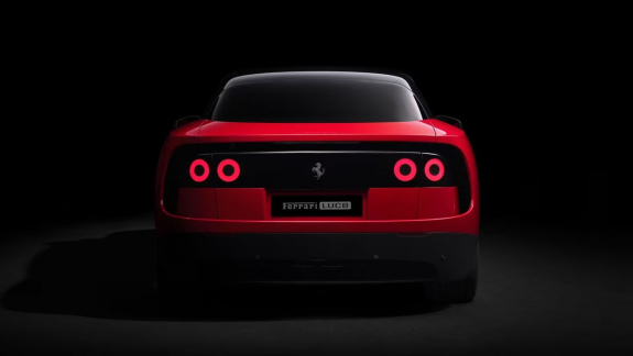 Bemutatta első elektromos autóját a Ferrari, aminek a formanelyvét az Apple legendás dizájnere, Jonny Ive tervezte kép