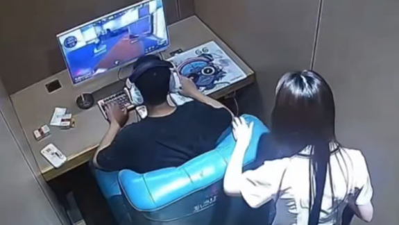 Forró ital ömlött rá, de a kínai gamer nem állt fel a játék elől kép