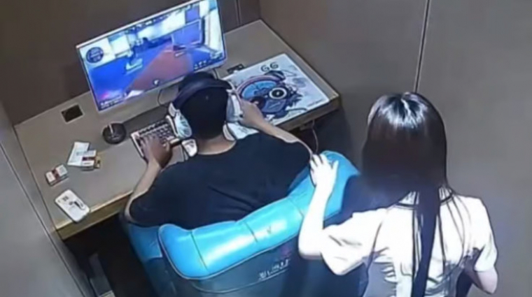 Forró ital ömlött rá, de a kínai gamer nem állt fel a játék elől bevezetőkép