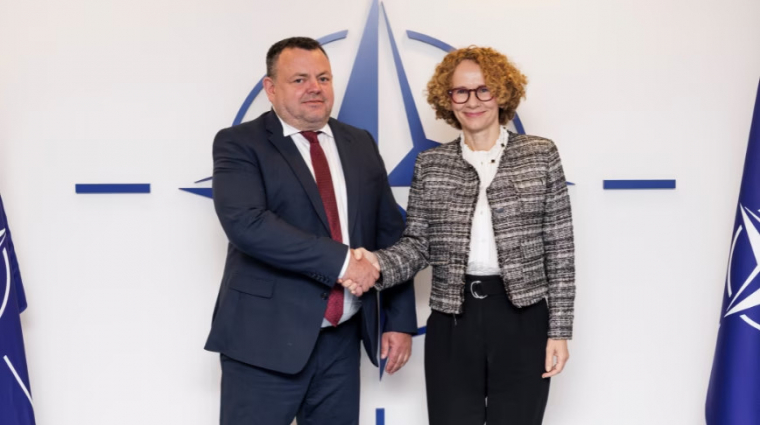 A NATO három techóriással erősíti a kibervédelmét kép