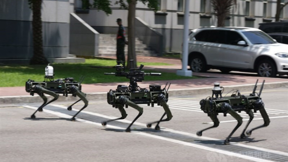 Ilyen robotkutyák járőrözhetnek Tajvan távoli szigetein a Dél-Kínai tengeren kép