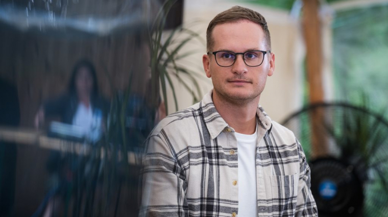 A Megafon egyik legfontosabb influenszere is távozik a propagandagépezetből bevezetőkép