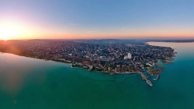 Új fényben a sportélet: világítással gazdagodtak a strandröplabda pályák Balatonalmádiban kép