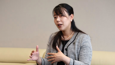 Történelmet ír a japán polgármester, aki szülési szabadságra megy kép