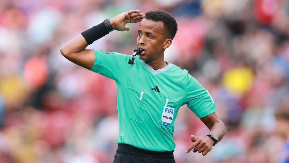 A szomáliai focibíró, Omar Abdulkadir Artan vb-álmát egy reptéri kihallgatás törte össze kép