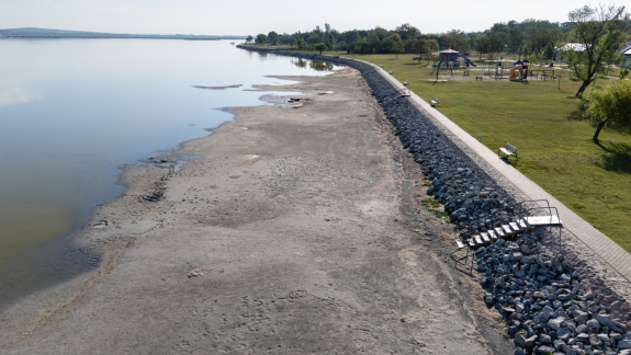 Számos strand nem nyit ki idén a Velencei-tó mellett a történelmien alacsony vízszint miatt kép
