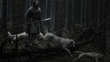 Farkasemberré változik Aaron Taylor-Johnson Robert Eggers új gótikus horrorjában - a Werwulf első előzetese sötét középkori rémálmot ígér fókuszban