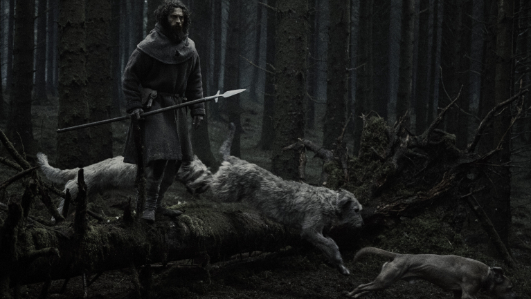 Farkasemberré változik Aaron Taylor-Johnson Robert Eggers új gótikus horrorjában - a Werwulf első előzetese sötét középkori rémálmot ígér fókuszban