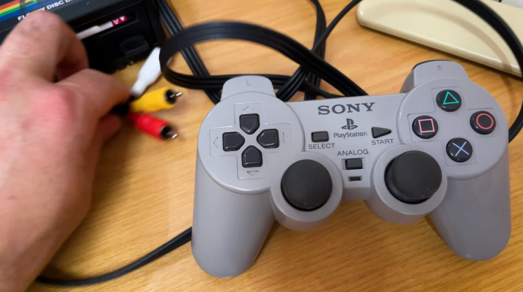 Ez a Dualshock egy komplett PlayStation hardverét rejti, de sosem dobták piacra kép