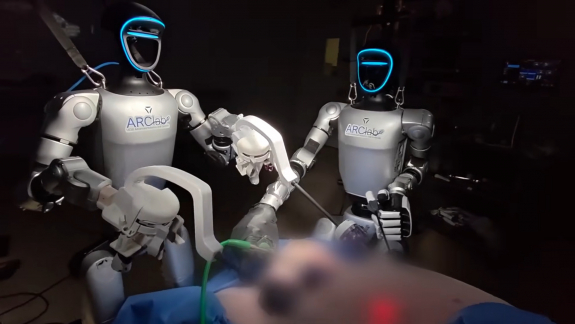 Élő sertést műtött meg két humanoid robot kép