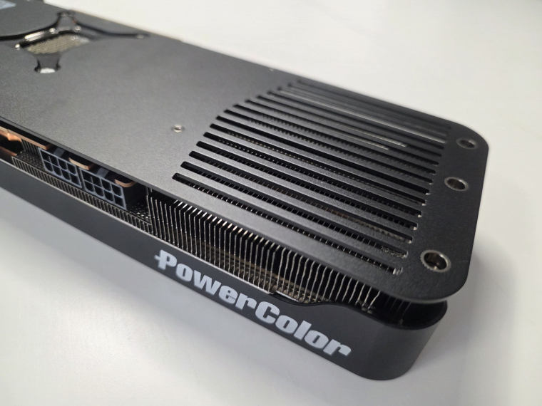 Itt még a hagyományos 2x8 tűs tápellátást használhatod, a 220 W-os TGP-plafon nem fogja megizzasztani a tápegységed. A 12 GB memória lehet, hogy nem elég jövőbiztos, az FSR 4 aktuális és jövőben érkező verziói azonban segítenek a teljesítmény szinten tartásában.