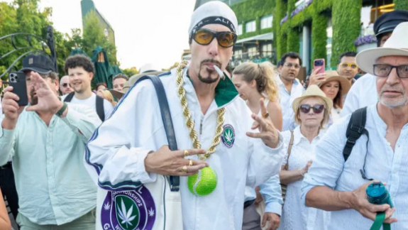 Ali G váratlanul megjelent, hogy füvet áruljon Wimbledonban kép