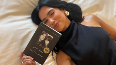 Dua Lipa nem bírja a cenzúrát, ezért nyitott egy könyvtárat a betiltott könyveknek kép