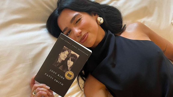 Dua Lipa nem bírja a cenzúrát, ezért nyitott egy könyvtárat a betiltott könyveknek kép