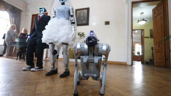 Két robot hivatalosan is összeházasodott - Oroszországban! kép