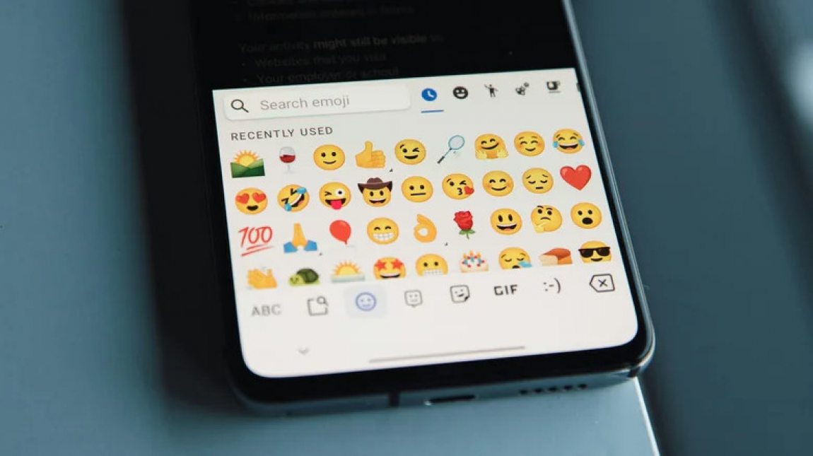 Széteső arc és lángoló meteor jön az új emojik között kép