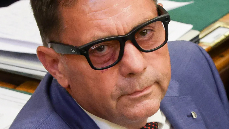 Pócs János szuperkém lett: kamerás Meta-szemüvegben ült be a Parlamentbe fókuszban