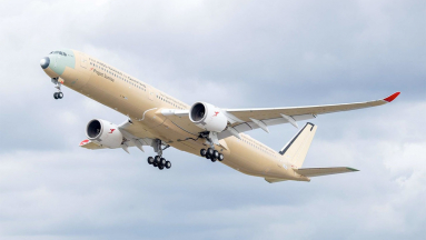 Felszállt a 22 órás repülésre tervezett Airbus tesztgép fókuszban