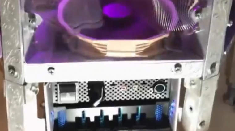 A nap hőse a srác, aki épített egy kebabként pörgő gamer PC-t kép