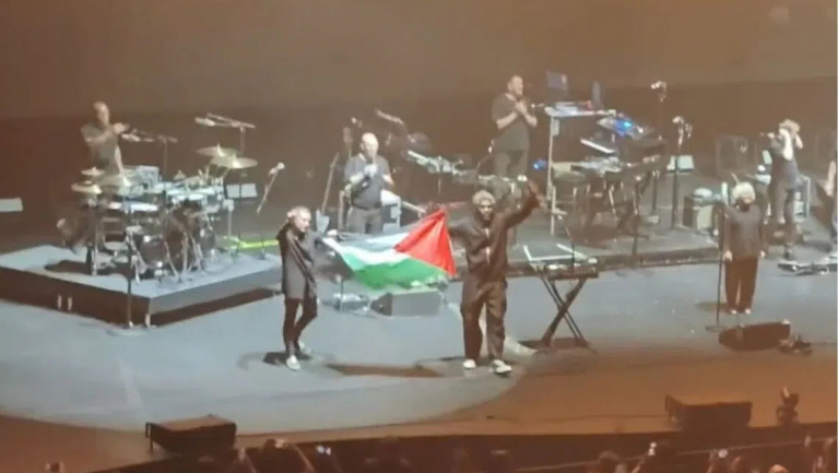 Palesztin zászló miatt vették őrizetbe a Massive Attack tagjait Szingapúrban fókuszban
